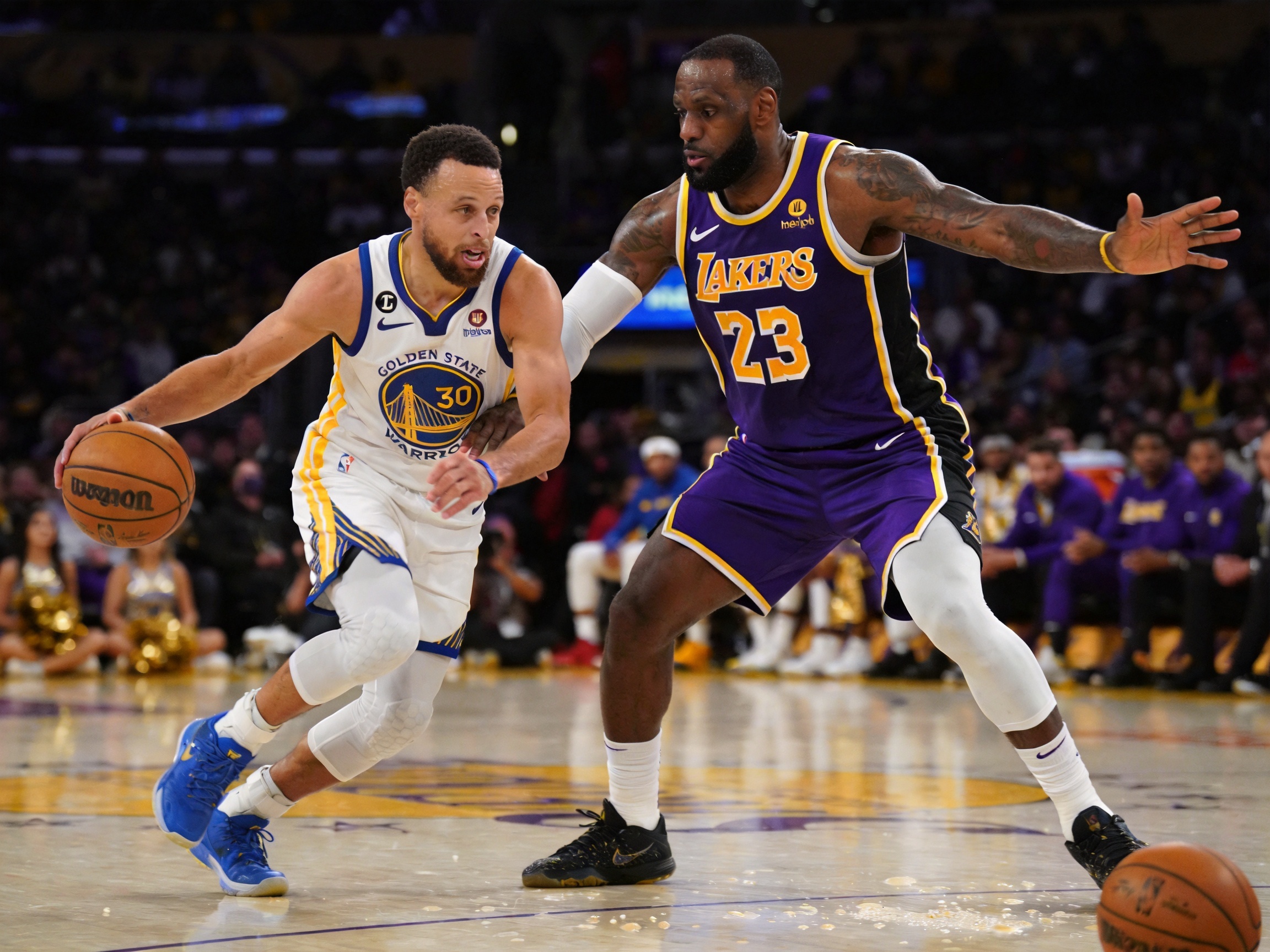 NBA常规赛湖人队与勇士队激烈对抗